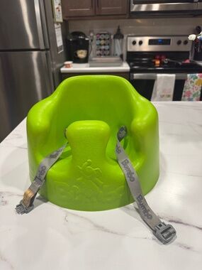 BUMBO floor seat green with adjustable safety restraint straps